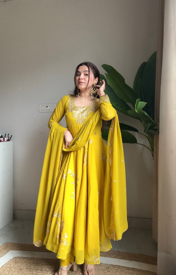 Aarvi’s Golden Glow Anarkali Suit
